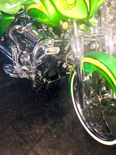 Load image into Gallery viewer, Ultra Cool Harley Davisdon Reefer Black 2009-2016 3.0 Dual Fan Assisted Below Regulator Mount Oil Cooler