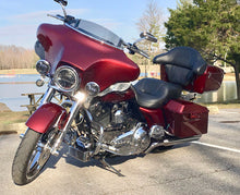 Load image into Gallery viewer, Ultra Cool Harley Davisdon Reefer Black 2009-2016 3.0 Dual Fan Assisted Below Regulator Mount Oil Cooler